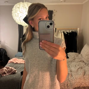 Grå ärmlös polotröja - Snygg ärmlös polotrjöja strl s