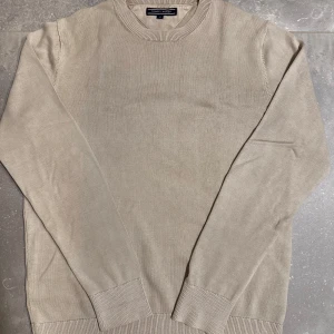 Beige Tommy Hilfiger Tröja - Perfekt skick Storlek S, passar även M Längd: 65 Bredd: 50 Ärm: 63 (mätt från axel)