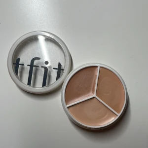 Concealerpalett från Fit Me - Praktisk concealerpalett från Fit Me med tre olika nyanser för att täcka ojämnheter och mörka ringar. Perfekt för att anpassa täckningen efter behov. Kompakt och lätt att ta med i väskan. Jag testade lite och det passade inte med min hudfärg.