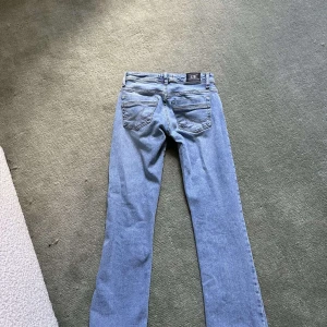 LTB jeans 24/30 - Säljer mina LTB jeans då de inte passar mig. De är i extremt bra skick och inte använda nästan något. Midjan rakt över 31 cm och innerbenet runt 70-75 cm. De har blivit avklippta någon cm men jag har valt att sprätta upp igen! 
