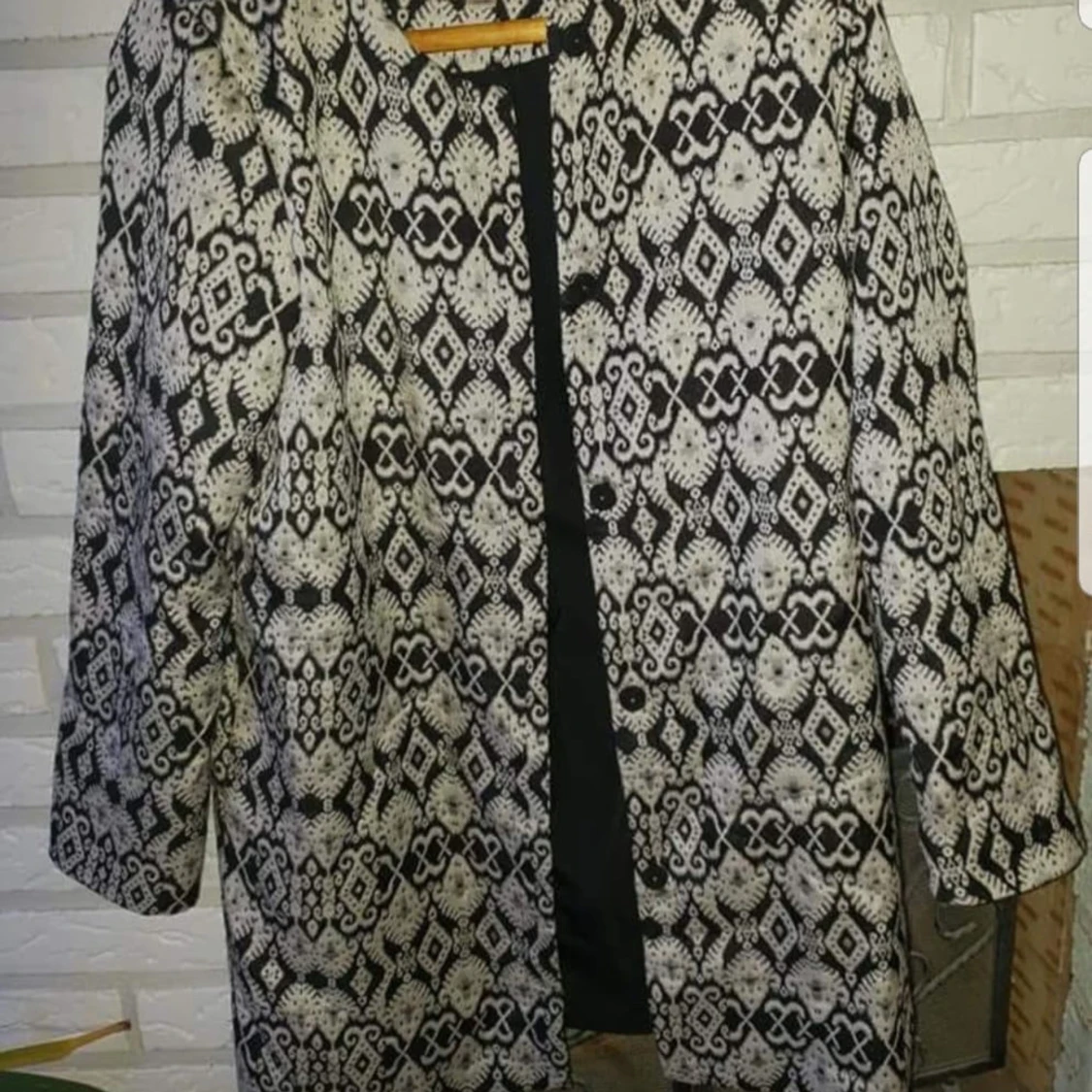 Svartvit mönstrad kappa