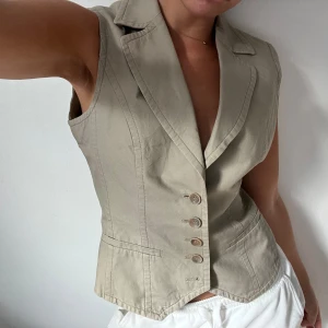 Vintage väst - Vintage figursydd väst som är så snygg. Något stor runt bysten för mig som är xs. Skulle nog sitta fint på en s/m. Knappen längst ner finns har bara missat knäppa den på bilden.