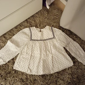 SUPER FIN BLUS  - En jätte fin blus  i storlek 152 (barnstorlek) från Mango inte super använd, priset kan diskuteras men minst 170