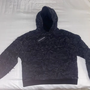 Svart Tjock hoodie från Racer Worldwide - Helt ny snygg svart hoodie från Racer Worldwide, fick som present och den passar inte 