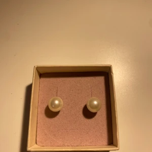 Pärlörhängen - Ur&Penn  - Väldigt fina pärlörhängen köpta från Ur&Penn. De är eleganta och passar till allt. Det silvriga har rostat lite, vilket syns på bilden. De har använts ett flertal gånger men är fortfarande i bra skick💗