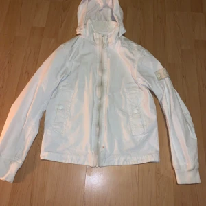  Stone Island Limited ghost edition  - Säljer en schysst vit jacka från Stone Island för ett schysst pris. Jackan är bra nu eftersom att det inte har varit så kallt och den är 100% cotton. Priset kan gå ner lite och om ni har några frågor så är det bara att höra va sig🤩