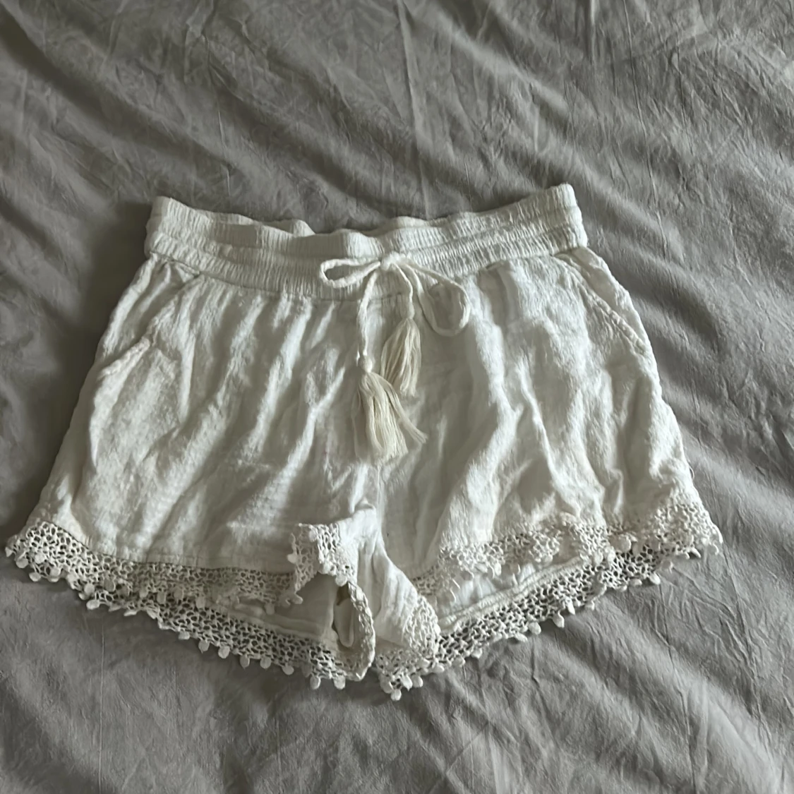 Vita spetsshorts från Object