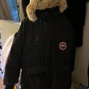Canda Goose jacka herr - Säljer nu min pappas ÄKTA Canada Goose då den inte kommer till användning nå mer. Jackan är köpt för 11k men vi säljer för 4k möjligtvis sänka priset vid snabb affär! Storlek är S/P men den är oversized i modellen så skulle säga att den är som en M.  Den har en deffekt vid slutet på ena  ärmen men de är inget som syns när man vikter in kanten (kom för fler bilder privat )