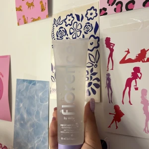 Magic Micellar Cleansing Gel från Florence by Mills - Säljer en Magic Micellar Cleansing Gel från Florence by Mills. Denna rengöringsgel är perfekt för att ta bort smink och orenheter. Kommer i en stilren, genomskinlig tub med lila detaljer. Perfekt för daglig användning och lämnar huden fräsch och ren.