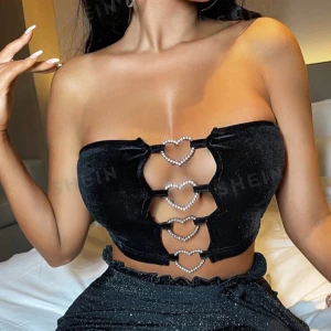 Tubtopp - Shein - Snygg svart sammetstopp från Shein med glittriga detaljer och hjärtformad snörning framtill. Perfekt för en kväll ute eller en speciell tillställning.