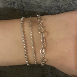Tre silverarmband - Säljer tre stilrena silverarmband med olika kedjedesigner. Perfekta för att bära tillsammans eller var för sig för en elegant look. Vädigt finna att ha med andra smyken✨✨✨