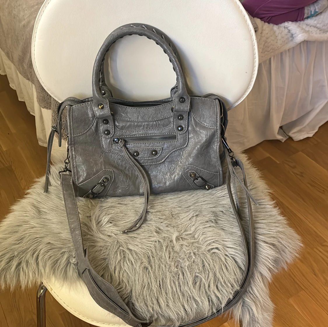 Grå axelväska med dragkedja