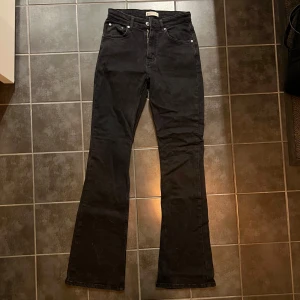 Svarta jeans från gina - Snygga svarta jeans från Gina perfect i storlek 36. Deras längre modell på byxor. Sitter bra på mig som är 180 cm lång. 