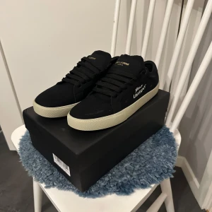 Svarta sneakers från Saint Laurent - Svarta saint Laurent skor som är sprillans nya och är för små för mig
