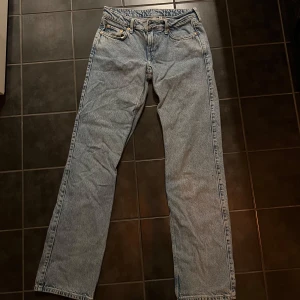 Blå jeans från Weekday - Säljer ett par klassiska blå jeans från Weekday i modellen Arrow. Dom är lågmidjade, använd ett fåtal gånger. Verkligen superfina jeans, men dom är tyvvär för små för mig. 