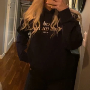 Mörkblå hoodie - Säljer en mörkblå hoodie från peak performance. 