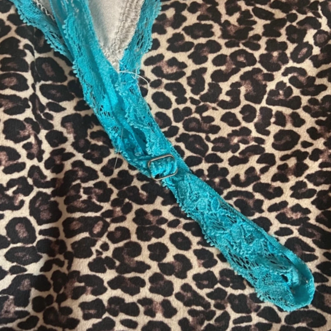 Leopardmönstrad pyjamas med spetsdetaljer - 90