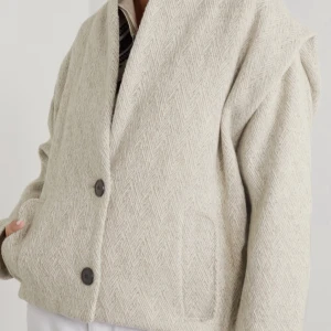 Beige kappa från Isabel Marant - Supersnygg beige jacka/kappa från Isabel Marant i ullblandning. Fransk 38 passar mig som är 36 men är lite oversized, funkar perfekt på en vanlig 38 också. Knappt använd, inga anmärkningar. Ordinarie pris mellan 6-7 tusen minns ej exakt vad den gick för. Superskön och snygg går att klä varm och lite lättare under vår och höst. 