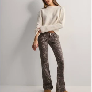 Leopard byxor Nelly  - Lågmidjade leopard jeans från Nelly, endast använda 2-3 gånger så väldigt bra skick. Köpta nya för 700 kr. Skriv för fler bilder💓💓