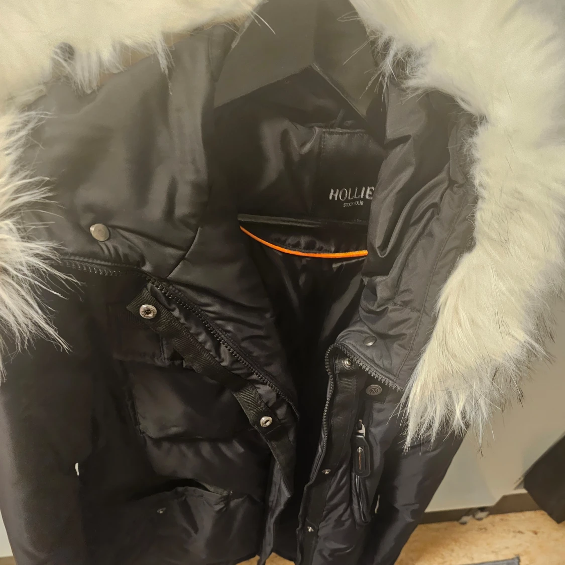 Svart pufferjacka från Hollies