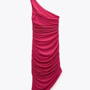 Rosa oneshoulder klänning - Snygg rosa oneshoulder klänning med draperad design. Endast använd 1 gång. Storlek s men passar de med xs