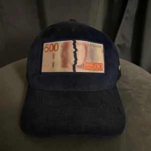 Bruce lee x all cap one keps - Tja! Säljer min keps från all cap one i ett bra skick! Använt ett par gånger. Hör av dig vid funderingar!