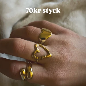 Olika guldiga ringar - Säljer justerbara smycken i rostfritt stål , alla är helt nya. Stora ringar 99kr st. Små ringar 89kr st. Halsband 99kr st. Armband 89kr st. Örhängen 99kr. Vid köp av fler saker får du rabatt ❤️ skriv till mig innan du köper för att vara säker på att smycket inte är sålt!😀Priserna på bilden stämmer därmed inte längre 