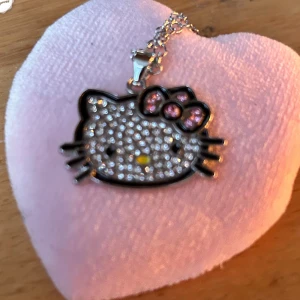 Sött halsband med Hello Kitty! - Sött halsband med Hello Kitty-motiv i strass. Kedja medföljer. Nytt!