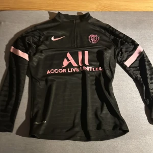 Psg tröja - En riktigt snygg Psg tröja som är i storlek S och är i 9/10 skick 