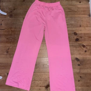 Rosa mjukisbyxor från Shein - Säljer ett par bekväma rosa mjukisbyxor från Shein. Byxorna har en elastisk midja och en loose passform, perfekta för en avslappnad stil. Tillverkade i ett mjukt material som ger en skön känsla hela dagen. Storlek S, något noppriga annars bra skick. 