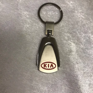 Nyckelringar med bilmärken - Säljer en samling av stilrena nyckelringar med bilmärkena Kia, Infiniti, Toyota och Citroën. Varje nyckelring har en metallisk finish med respektive logotyp i rött och svart. Perfekt för bilentusiaster eller som en personlig touch till dina nycklar. Finns många bilmärken kvar, 69kr/st . Helt ny 