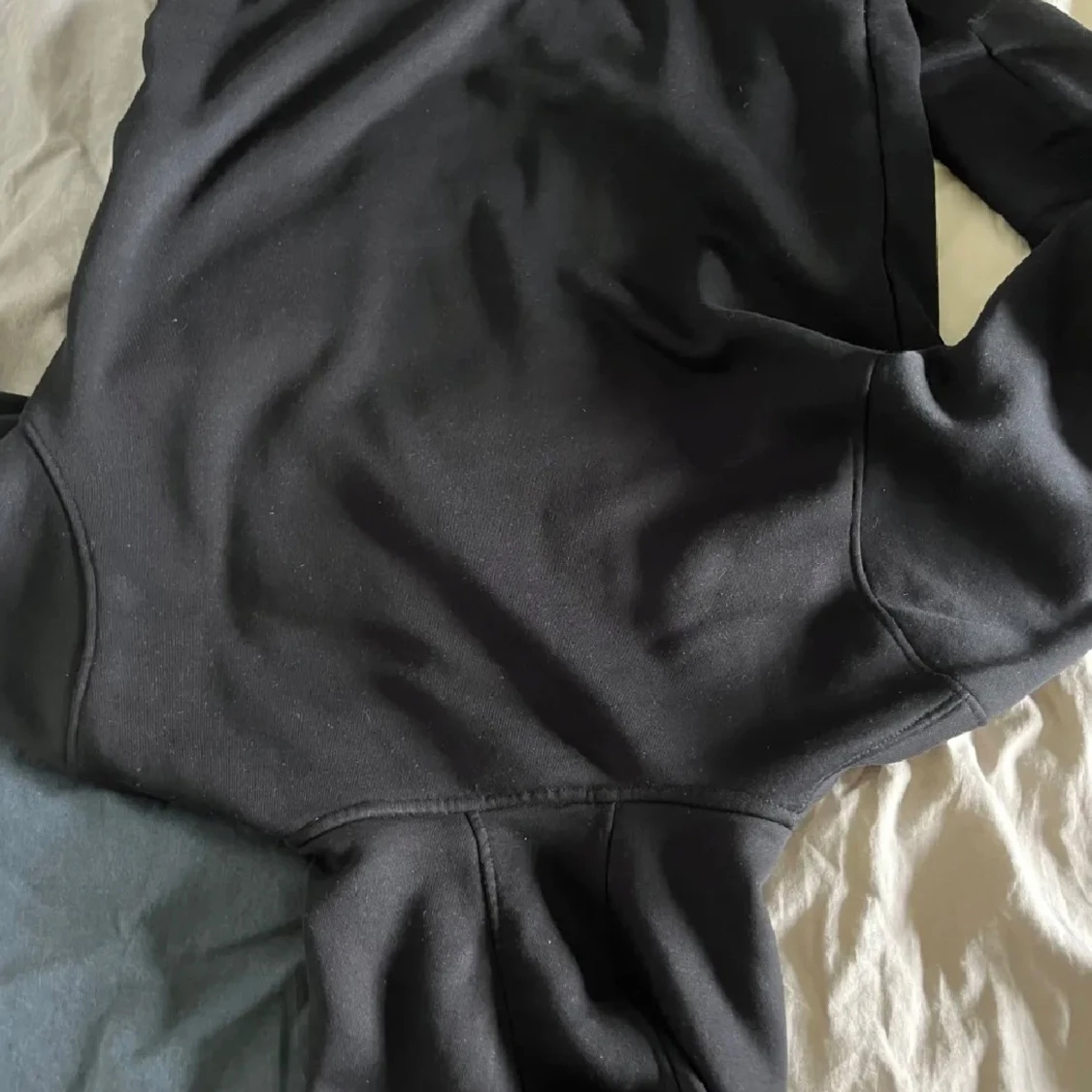 Svart huvtröja med dragkedja - 91