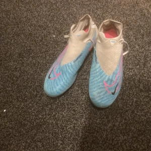 Nike Phantom GX elite  - Säljer mina Phantom GX elite där de inte kommer till någon användning på grund utav att jag har ett par andra skor. Elite bagen har jag tappat bort sen den får man inte med. Skicket är en 9/10 skulle jag säga dobbarna är helt perfekta. Har inget fast pris direkt för dem så de är bara höra av sig.
