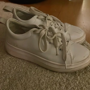 Vita sneakers från Svea - Säljer ett par vita sneakers från Svea med snörning. Skorna har en klassisk design med rund tå och en bekväm sula. Perfekta för en avslappnad stil. Fläckar på som jag ej fått bort därav priset. 