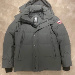 Canada goose macmillan - Säljer denna Canada goose eftersom jag fick en ny vinterjacka nu vid julafton. Därav kommer jag nog inte ha någon användning av denna längre. Köptes på Kicksnstuff förra vintern för 9000. Kvitto finns om man vill ha de. Tyvär har jag inte hittat pälsen men ska göra ett till försök att hitta den imon. Priset är inte hugget i sten vill järna se buden! Vid frågor och funderingar är de bara att höra av sig👍 