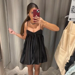 Slutsåld klänning från hm - Super fin klänning från h&m. Passar så bra nu till jul och nyår. Helt slutsåld. Jättebra skick eftersom jag endast använt den 1 gång💓