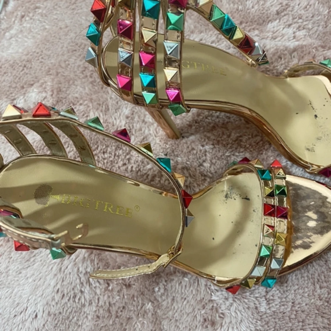 Färgglada klackskor med nitar - 92