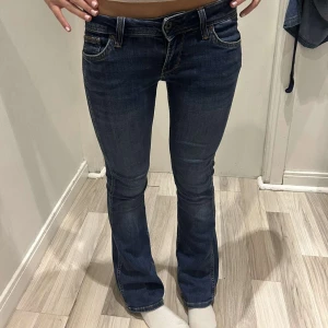Mörkblåa lågmidjade bootcut Pepe Jeans - Snygga mörkblå bootcut jeans från Pepe- låg midja. Säljs då de inte används längre. Inga defekter🩷Säljs för 500kr, pris kan dockdiskuteras vid snabb affär🤗 