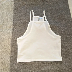 Vit linnetopp från h&m - Säljer en vit linnetopp från h&m Divided med smala axelband. Perfekt för varma dagar eller som ett basplagg i garderoben.☺️