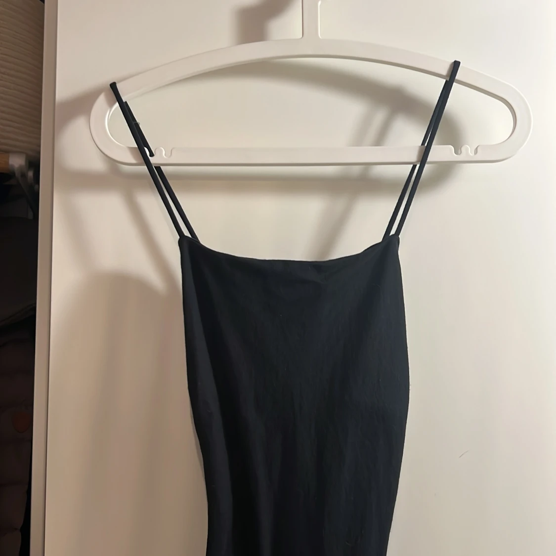 Svart långklänning med smala axelband