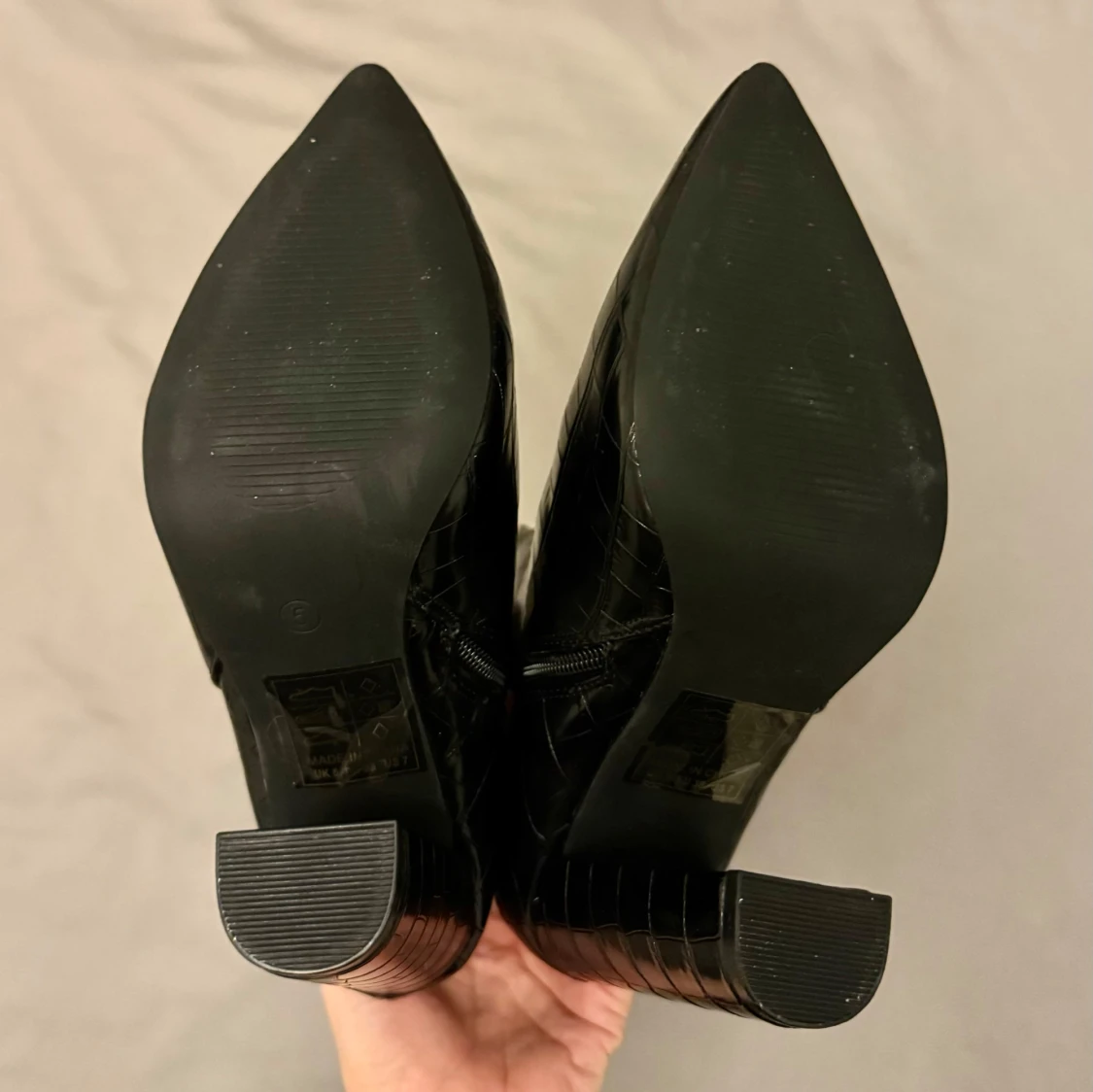 Svarta stövlar med krokodilmönster - 93