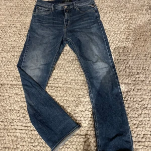 Blå jeans från Replay - Snygga blå jeans från Replay med klassisk femficksdesign och dragkedja. Perfekta för en avslappnad stil. Märkesdetaljer på baksidan ger en extra touch.