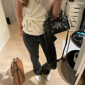 Svarta jeans - Super snygga svarta lågmidjade jeans ifrån Zara. Dem är slitna i nederkant där bak, därav de billiga priset💓💓i storlek 34 och passar mig som är 165, ben innerlängd 79 cm och midjemått 34 cm