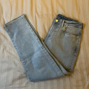 Ljusblå jeans - Säljer nu dessa ljusblåa jeans från hm i storlek 31/32. Jeansens passform är straight. De är väldigt sparsamt använda och ser i princip ut som nya. Har du några frågor eller vill ha flera bilder är det bara att skriva!