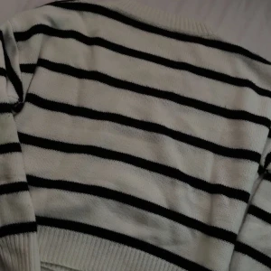 tröja  -  Jag säljer en jättefin tröja som är svart och vit. Den verkar verkligen jättesnygg, men tyvärr är den för liten för mig. Se gärna bilden för att se hur den ser ut💕💕💕