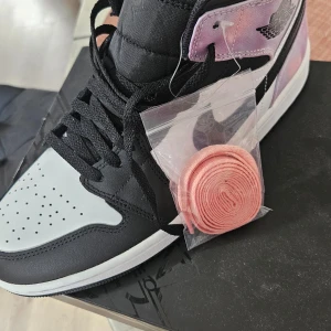 Air Jordan Mid 1 - Aldrig använda Air Jordan. Med prislapp kvar. Förg: svart, bleached, coral, white. 