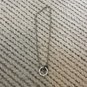 Silverfärgat halsband med cirkeldetalj - Elegant silverfärgat halsband med en unik cirkeldetalj. Halsbandet är från Edblad och är aldrig använt. Helt nytt. 200 kr (säljs nog inte längre) 