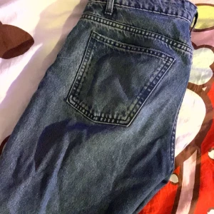 Straight jeans Zara - Straight jeans från Zara🎀 mina vanliga mått: midja-37 innerben-80🎀 dessa passar mig perfekt och är till och med lite långa🎀 skriv vid frågor🎀