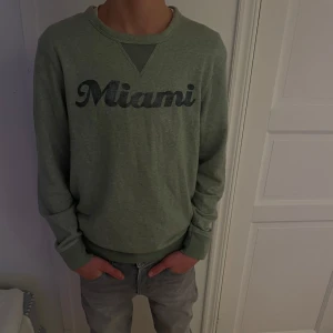 Grön sweatshirt - Säljer en stilren grön sweatshirt från Jack & Jones i storlek S! 