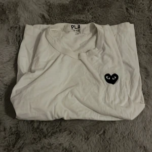 Vit t-shirt från Comme des Garçons - Säljer en asfet vit t-shirt från Comme des Garçons i storlek S den är använd fåtal gånger och är bra skick 8/10 skick det är bara att höra av sig vid minsta fundering eller fråga priset går att diskutera//Calle